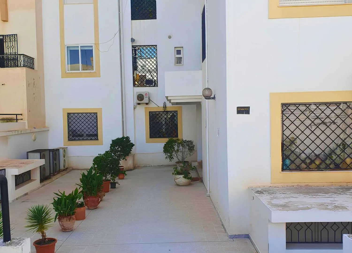 Charmant S1 Tunisien Authentique Avec Internet - Proche De Toutes Commodites - Ideal Pour Familles أريانة